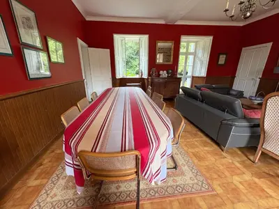 Coin salon dans l'établissement Large charming property