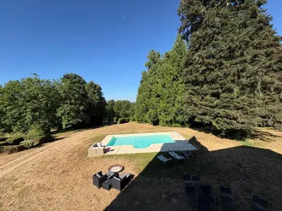 Piscine de l'établissement Large charming property ou située à proximité