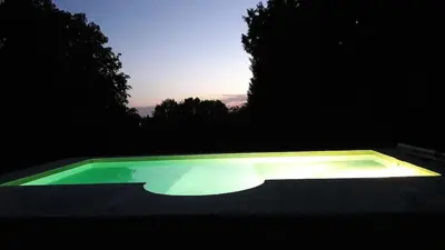 Piscine de l'établissement Large charming property ou située à proximité