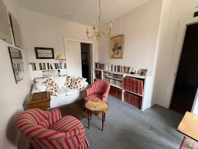 Coin salon dans l'établissement Large charming property