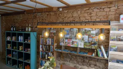 Bibliothèque dans la tente de luxe