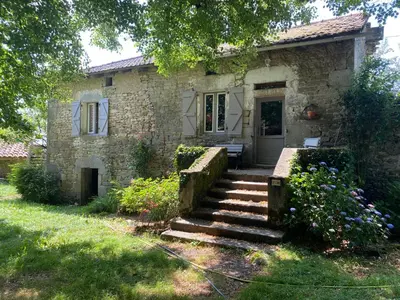 Jardin de l'établissement Petite maison ancienne dans le lot