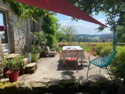 Jardin de l'établissement Petite maison ancienne dans le lot