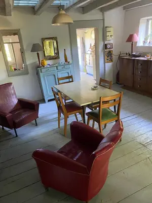 Coin salon dans l'établissement Petite maison ancienne dans le lot
