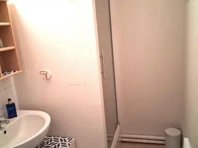 Salle de bains dans l'établissement Super Besse: Appartement 6 pers. lumineux avec balcon et cuisine équipée - FR-1-814-144