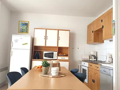 Cuisine ou kitchenette dans l'établissement Super Besse: Appartement 6 pers. lumineux avec balcon et cuisine équipée - FR-1-814-144
