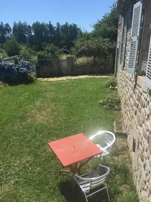 Jardin de l'établissement Charmante maison ancienne en Corrèze