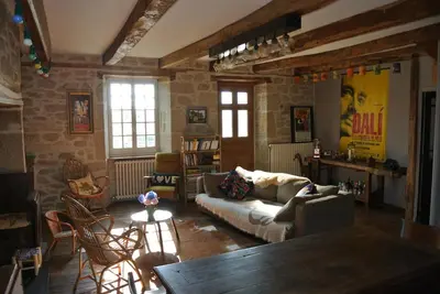 Coin salon dans l'établissement Charmante maison ancienne en Corrèze
