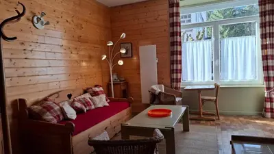 Coin salon dans l'établissement Les Tomettes - Le Mont-Dore