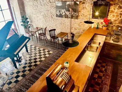 Coin salon dans l'établissement Le bibelot