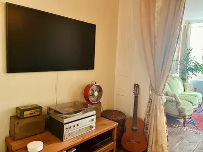 Télévision ou salle de divertissement dans l'établissement Le bibelot