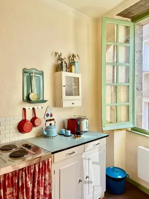 Cuisine ou kitchenette dans l'établissement Le bibelot
