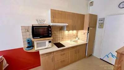 Cuisine ou kitchenette dans l'établissement Les Ambassadeurs 106 La Bourboule
