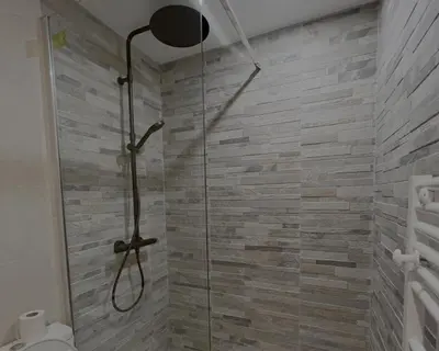 Salle de bains dans l'établissement Villa du parc à La Bourboule