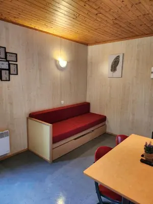 Coin salon dans l'établissement Adapted chalet