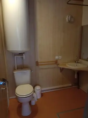 Salle de bains dans l'établissement Adapted chalet