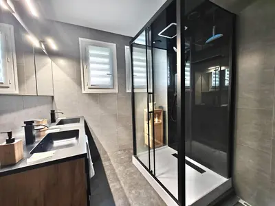 Salle de bains dans l'établissement La Clé des Champs, douce et raffinée