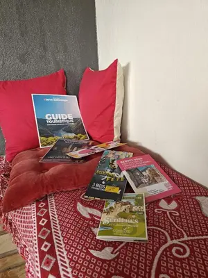 Coin salon dans l'établissement La Clé des Champs, douce et raffinée