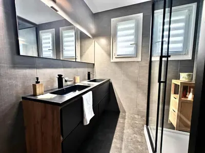 Salle de bains dans l'établissement La Clé des Champs, douce et raffinée