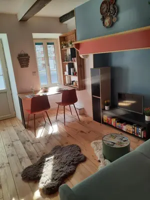 Coin salon dans l'établissement Ludo-gîte Le Petit Peuple
