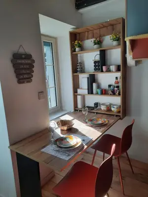 Cuisine ou kitchenette dans l'établissement Ludo-gîte Le Petit Peuple