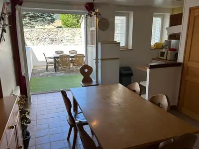 Cuisine ou kitchenette dans l'établissement Val-locations sancy2