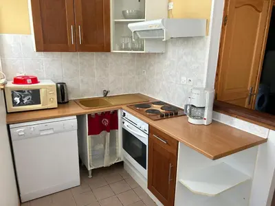 Cuisine ou kitchenette dans l'établissement Val-locations sancy2