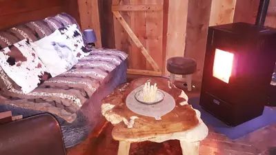 Coin salon dans l'établissement Cabanes et Spa du Puy Mary