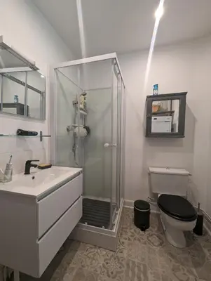Salle de bains dans l'établissement Maison des années 30 - Vic-Sur-Cère - 4 personnes