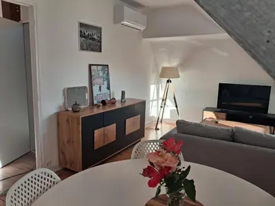Télévision ou salle de divertissement dans l'établissement Appartement renové 46m2 - Climatisé, Calme et proche commodités