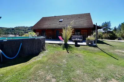 Piscine de l'établissement Le chalet de Flo ou située à proximité