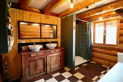 Salle de bains dans l'établissement Le chalet de Flo
