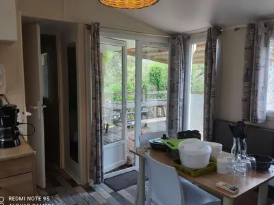 Coin salon dans l'établissement Mobil Home avec Terrasse à La Cassagne - API-1-52-277