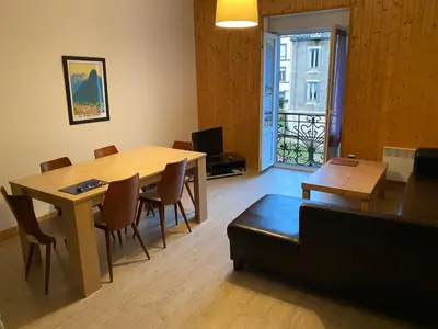 Télévision ou salle de divertissement dans l'établissement Val-locations la paix 7
