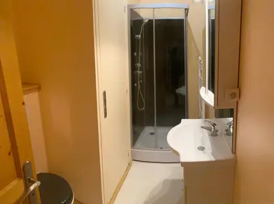 Salle de bains dans l'établissement Val-locations la paix 7