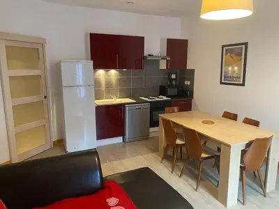 Cuisine ou kitchenette dans l'établissement Val-locations la paix 7