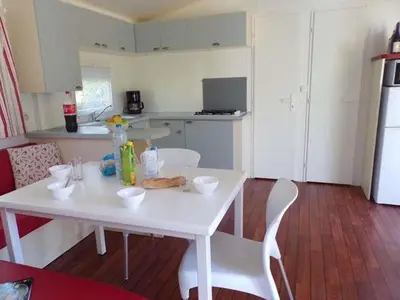 Cuisine ou kitchenette dans l'établissement Mobil-home confortable avec terrasse pour 6 personnes - API-1-52-647