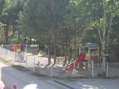 Aire de jeux pour enfants de l'établissement Mobil-home avec Terrasse à La Cassagne pour 6 personnes - API-1-52-247