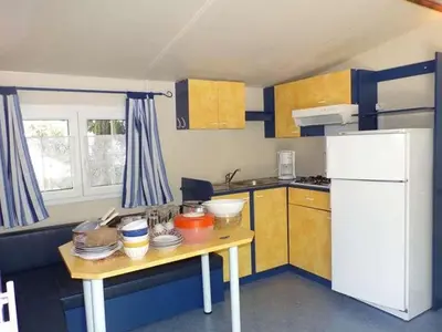 Cuisine ou kitchenette dans l'établissement Mobil-home avec Terrasse à La Cassagne pour 6 personnes - API-1-52-247