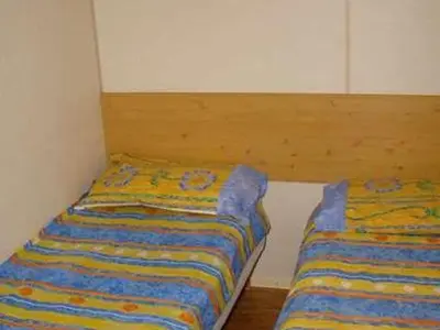 Un ou plusieurs lits dans un hébergement de l'établissement Mobil home cosy avec terrasse et cuisine équipée - API-1-52-339