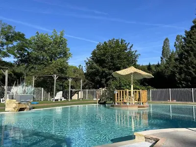 Piscine de l'établissement Mobil home cosy avec terrasse et cuisine équipée - API-1-52-339 ou située à proximité