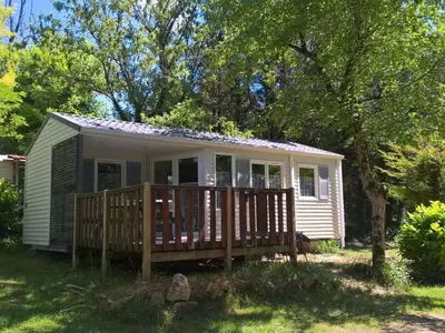 Jardin de l'établissement Mobil home cosy avec terrasse et cuisine équipée - API-1-52-339