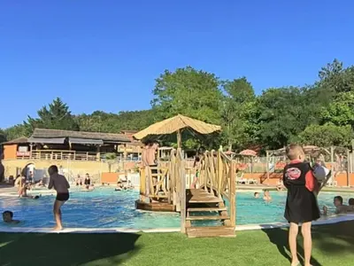 Piscine de l'établissement Mobil-home 4 pers, Terrasse - API-1-52-470 ou située à proximité