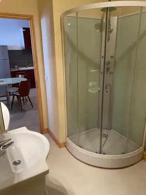 Salle de bains dans l'établissement Val-location la paix 6