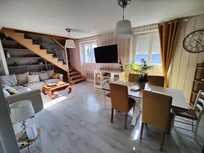 Télévision ou salle de divertissement dans l'établissement Maison a salers