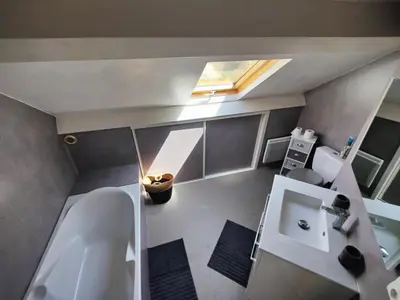 Salle de bains dans l'établissement Maison a salers