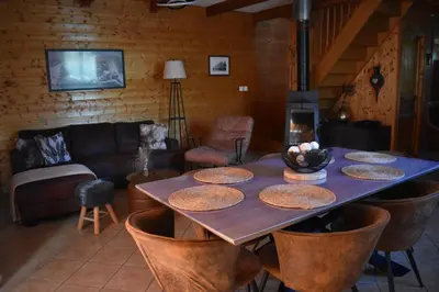 Coin salon dans l'établissement Gîte des Sommets spa privatif vue panoramique sur les montagnes
