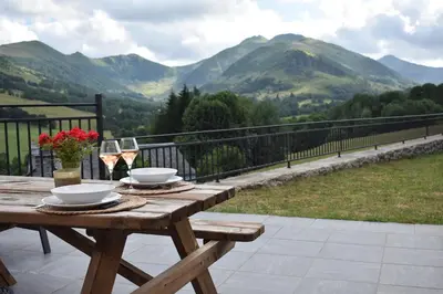 Vue générale sur la montagne ou vue sur la montagne depuis la maison de vacances