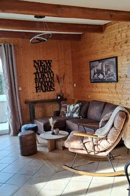 Coin salon dans l'établissement Gîte des Sommets spa privatif vue panoramique sur les montagnes