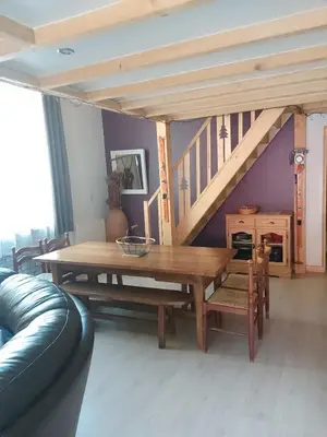 Coin salon dans l'établissement Refuge chaleureux pour des vacances en famille